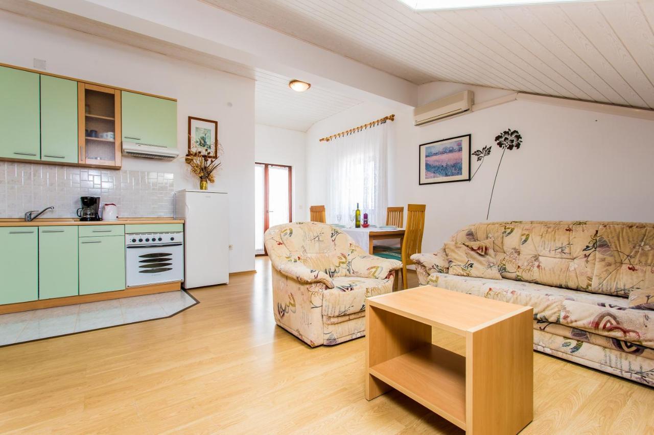 Guest House Lavanda 4 Njivice Esterno foto
