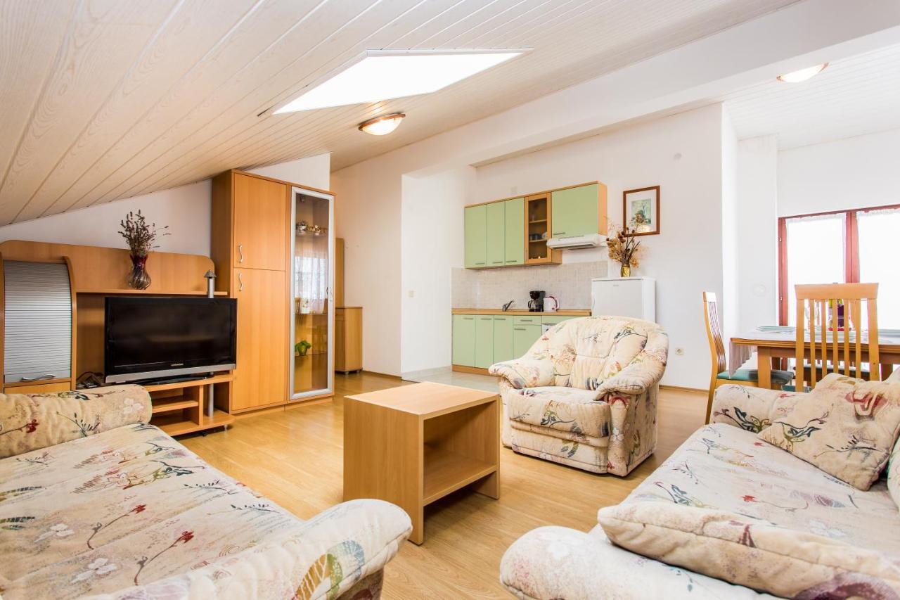 Guest House Lavanda 4 Njivice Esterno foto