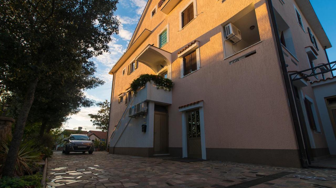 Guest House Lavanda 4 Njivice Esterno foto