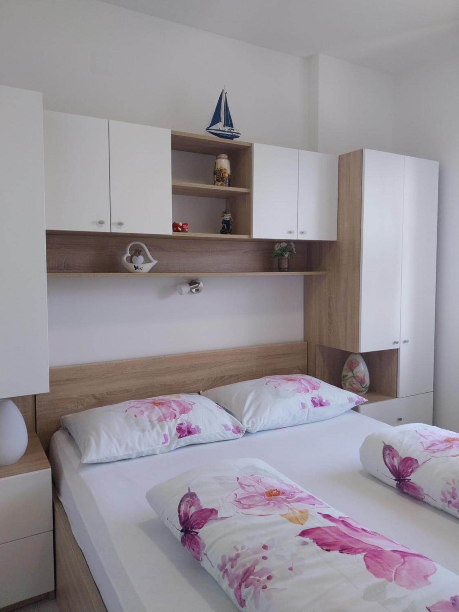 Guest House Lavanda 4 Njivice Esterno foto